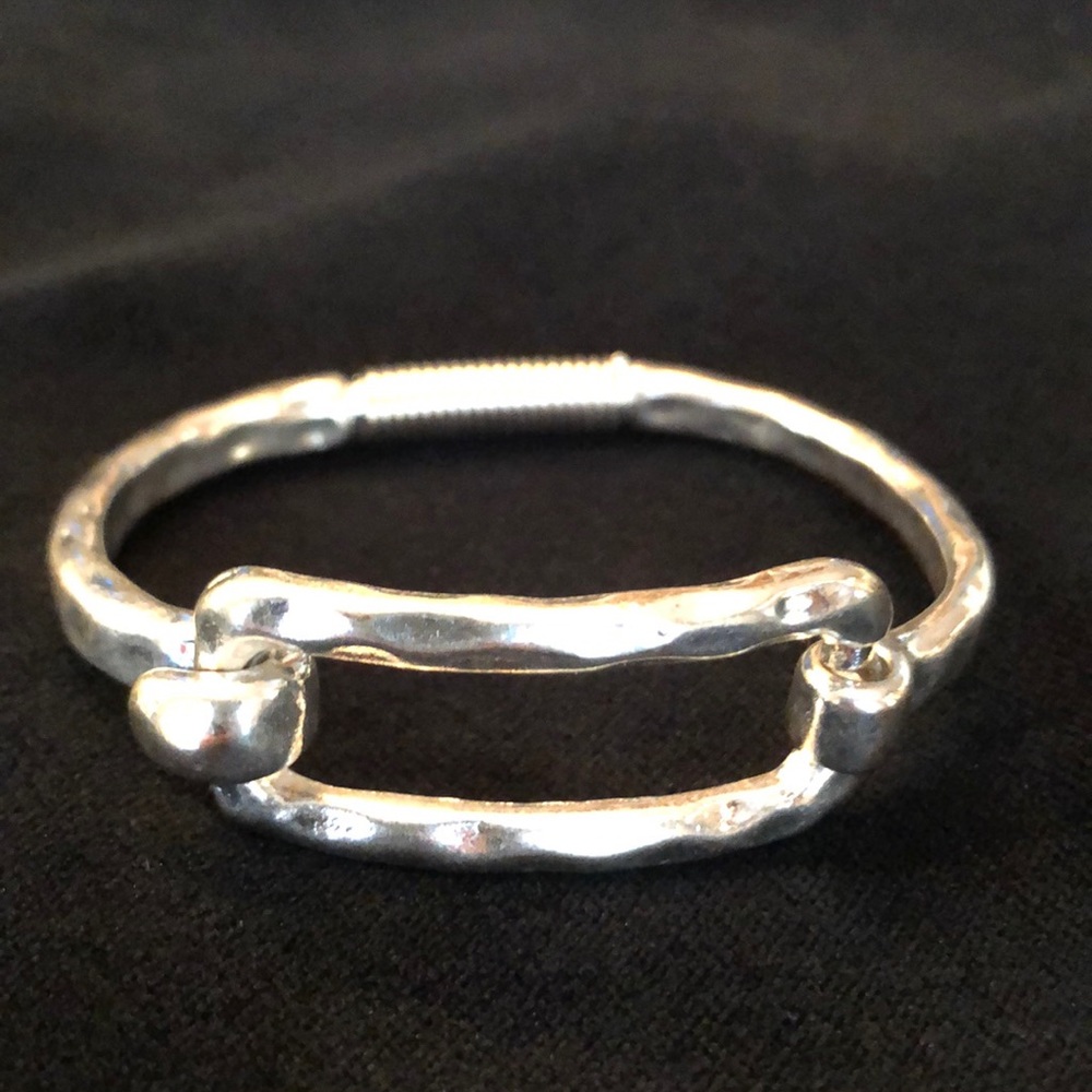 Silver bangle clasp bracelet